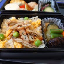 乱気流の中のお食事タイム