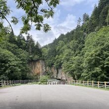 広い駐車場から歩くと見えてきました