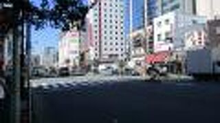 浅草の雰囲気を醸し出しているような道路