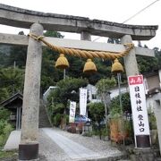 登山口手前に神社の鳥居があります