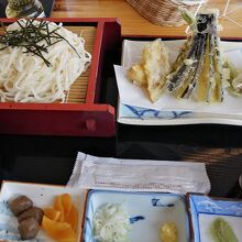 昼食に野菜天ぷら付きのうどんを食べましたが美味しかったです