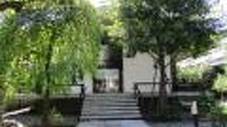 本堂は素敵なデザインのお寺