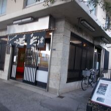 お店と正岡子規についての案内板です。