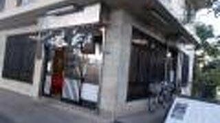 長命寺の裏手に店があります。