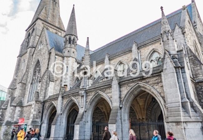 聖アンドリュー教会の横には、良いことがあるという都市伝説があるため、多くの人がおっぱいを触るモリーマローン像があります。