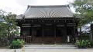 ビルに埋もれた立派なお寺