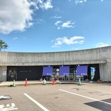 世界遺産登録お祝いの旗がなびく。