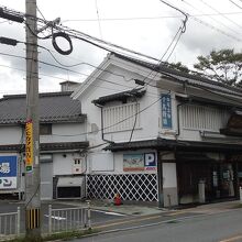 趣のある店舗。ひな祭の時期には雛飾りの展示も行っています。