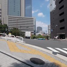 汐見坂を登った場所からの坂の様子です。