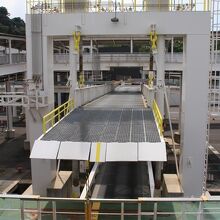 車両用の乗降ブリッジです、２階建て！