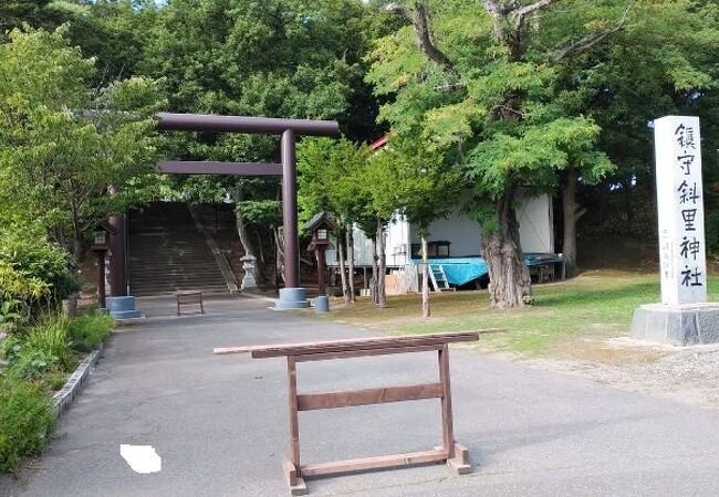 本殿の赤い屋根が印象的な神社