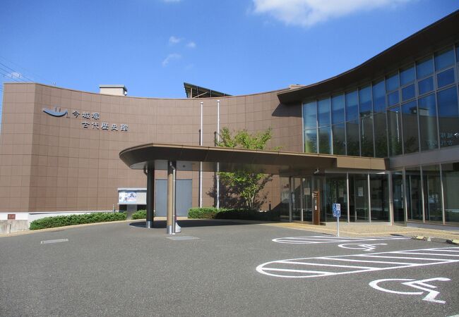 今城塚古墳の隣にあります