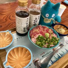 ミニマグロ丼。マグロとすき身に埋め尽くされて700円なら安い