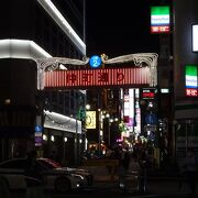 コロナ以前は夜遅くまで賑やかな通りでしたが・・・・。