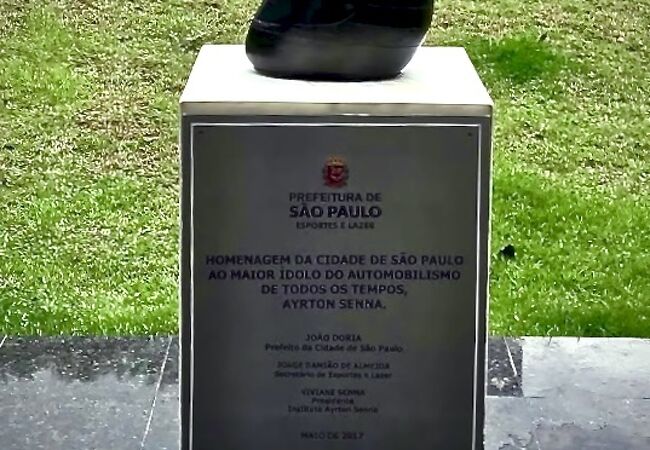 94年に事故死したブラジルの英雄「アイルトン・セナ」の名を冠した小さな公園（イビラプエラ公園の前／サンパウロ／ブラジル）