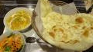 大きなナンにびっくり