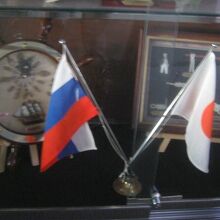 日露両国の国旗も寂し気に見えますね…。