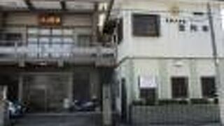 壁に大きな寺名をを取り付けてあります