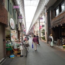 明るいアーケード商店街をゆっくり歩きましょう！