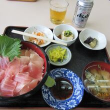 マグロ丼セット1,000円と缶ビール