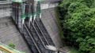 ダム湖の名前は赤滝湖です。