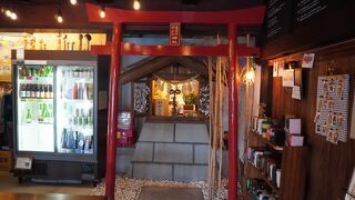 建物の正面に鳥居がデフォルメされていて