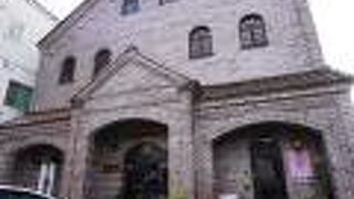 古道具屋さんのごちゃごちゃした感じをもう少しきれいに並べたみたいなところかな