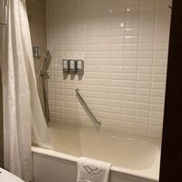 シャンプーなど備え付けですが品質は悪くなかったです。