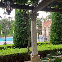 屋外プールが見えます。