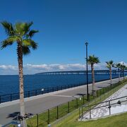 快適な海沿いの遊歩道