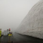 雪の壁がそびえ立つ