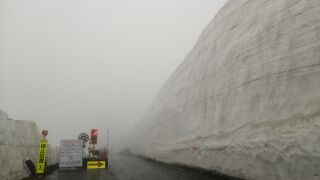 雪の壁がそびえ立つ