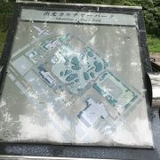 彫刻も展示されている広い公園