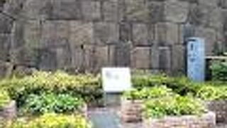 牛込橋のすぐそばにあります。