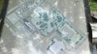 彫刻も展示されている広い公園