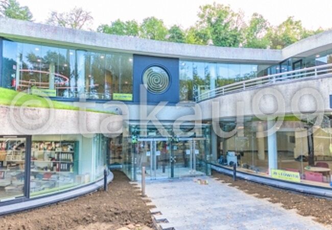 チケット売り場のあるパーキングから少し歩いたところです。