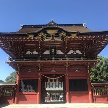 鮮やかな随神門