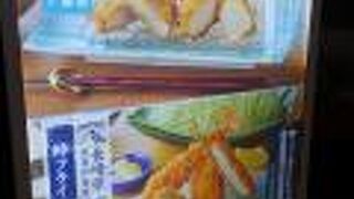 キャベツ、お味噌汁、ご飯のお替りができます