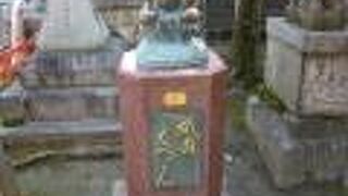 西楼門内、北向きに立つえびすさま