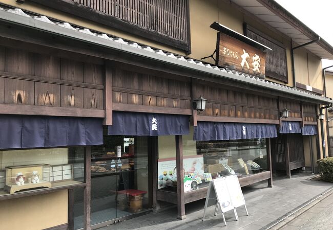 観光バスでのツアー客も多い大安 本店