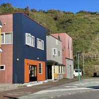 オレンジ色の外装材の建物。フェリー降りて左に行った路地すぐな