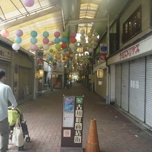 駅近くには懐かしい雰囲気の「古川町商店街」があります。