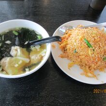 ボリュームある【キムチチャーハンとワンタンワカメスープ】