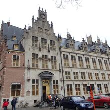 聖ロンバウツ大聖堂の隣に建つ現在郵便局の元14世紀の市庁舎