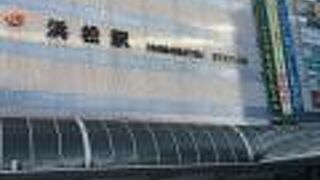 土産屋と食べ物屋が並ぶ