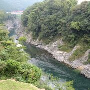 飛騨川の透き通った流れと渓谷の岩、樹木の緑が綺麗