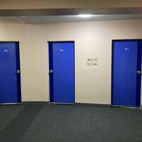 ドアを見たら、部屋の狭さが明白