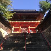 急な石段と美しい社殿の松平家ゆかりの神社