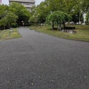 丸亀城の向かいにある公園