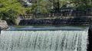 ヨハネス・デ・ケイレ設計の用水があります。